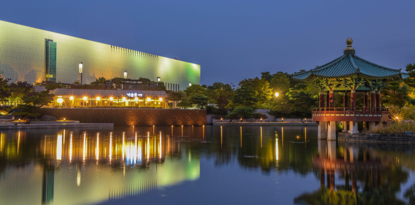 박물관 앞 거울못