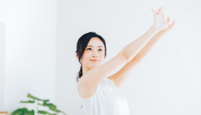 기지개 펴는 여성