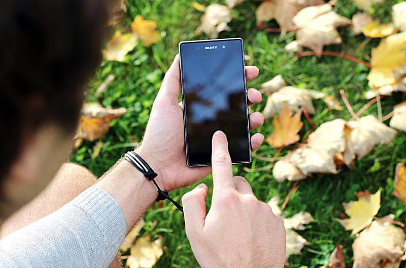 핸드폰을-들고-손가락으로-터치하는-모습