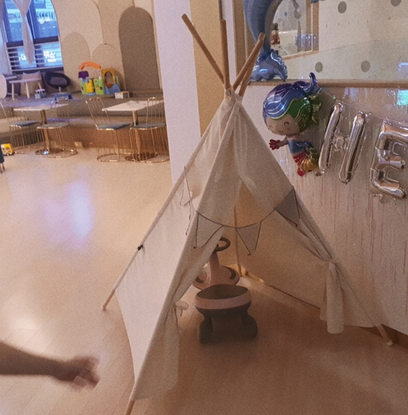 위니 키즈카페 입구 텐트