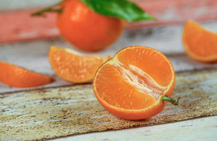 귤을 반을 짤라놓았다.