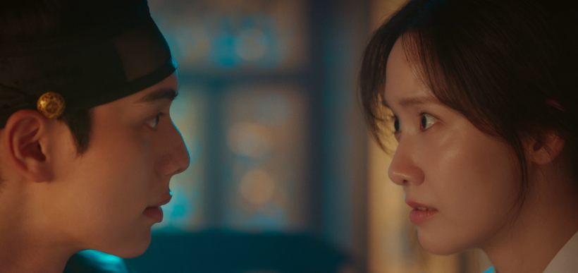 임윤아 배우님과 이채민 배우님이 서로를 바라보는 모습