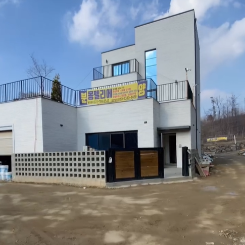 경기도 광주시 단독주택, 대중교통편이 안좋아 무조건 자가 차를 끌고 다녀야 합니다. 그러나 숲세권과, 주변 편의시설이 있어 매우 좋은 집 입니다.