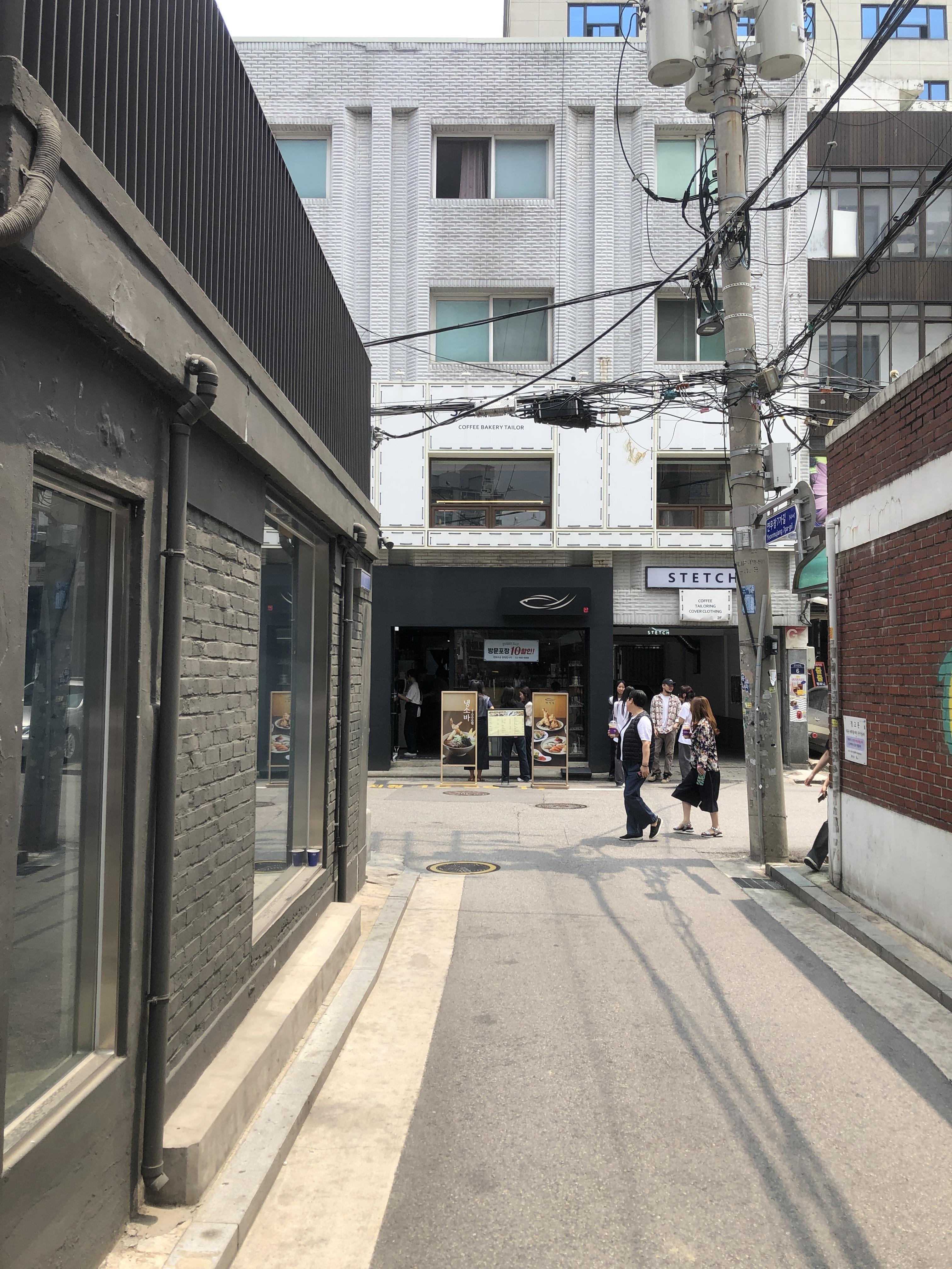 성수역 4번 출구 '연무장길' 산책: 중국 MZ 세대도 반한 성수동 레트로 감성