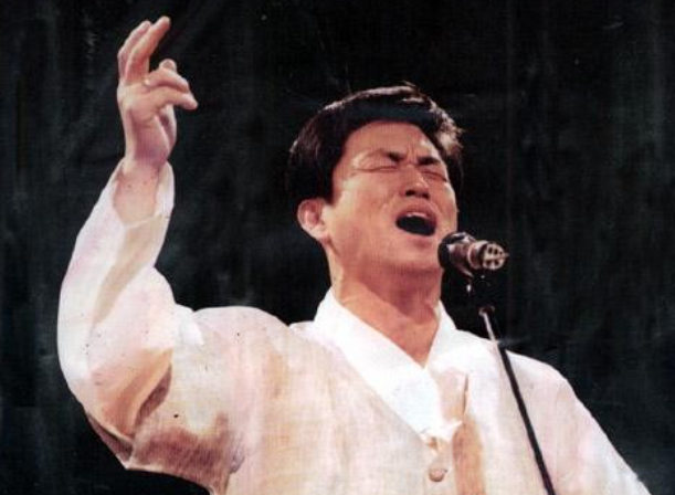 무대에서 열창하는 소리꾼 장사익의 공연 모습