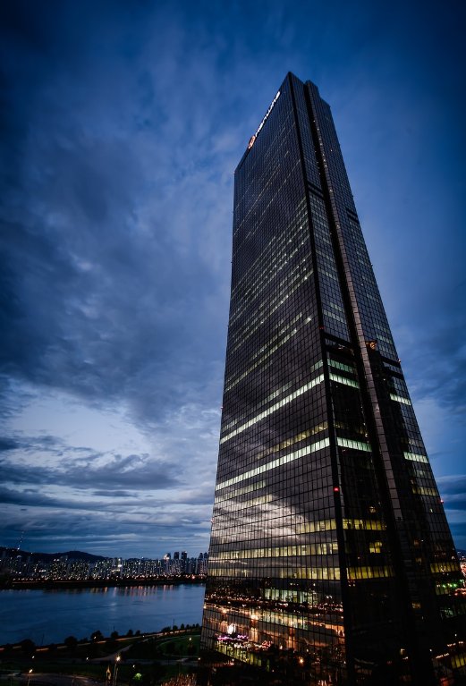 어두운 밤을 배경으로 서있는 63빌딩