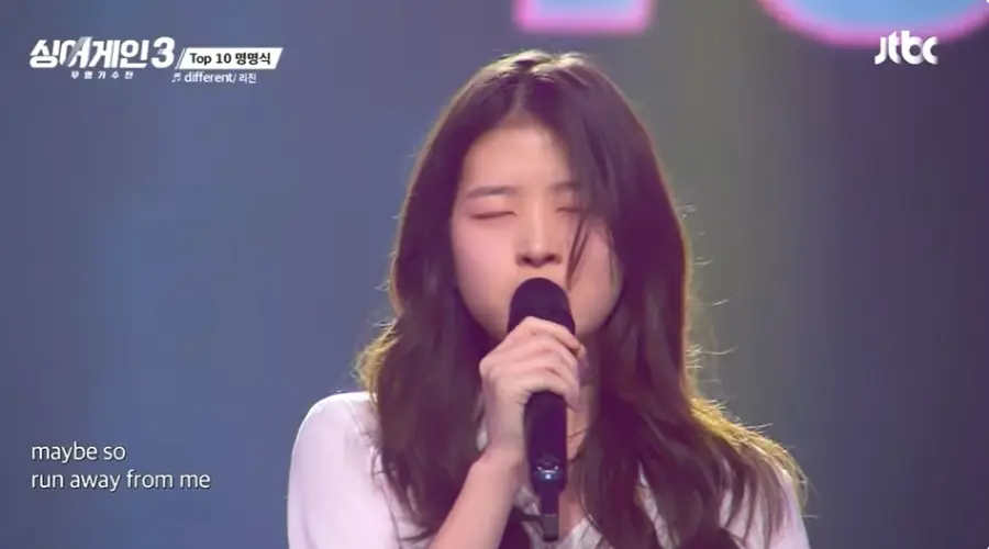 싱어게인3-
보라색 무대배경 흰셔츠 검은마이크를 잡고 눈감고 노래하는 68호 정면모습