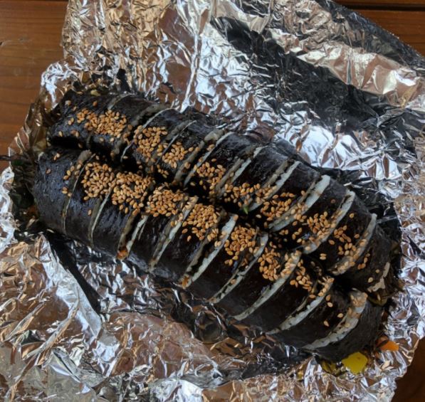 김밥 위에 깨가 솔솔 뿌려져 있는 모습