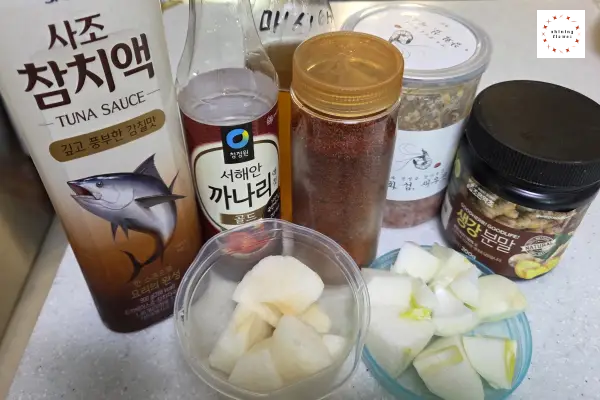 파김치-재료-참치액-까나리액젓-고춧가루-새우젓-생강가루-배-양파-매실액