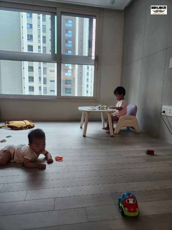 층간소음 매트 설치 전 거실 맨바닥에 있는 아기들 모습