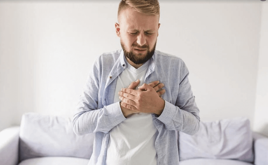 가슴과 명치 부위에 통증으로 가슴과 명치를 손으로 감싸고 있다