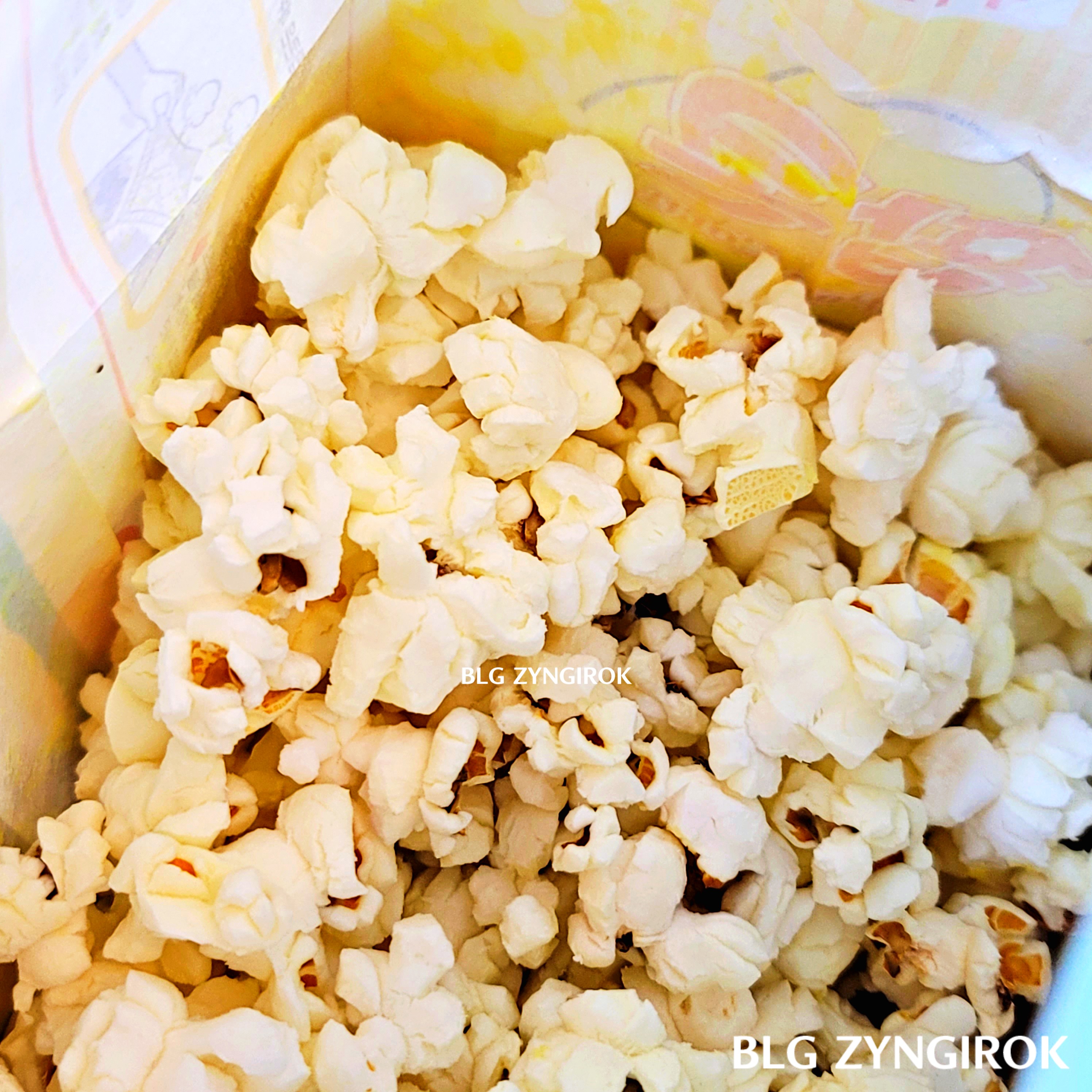 조리된 노브랜드 하얀 팝콘 모습이다.