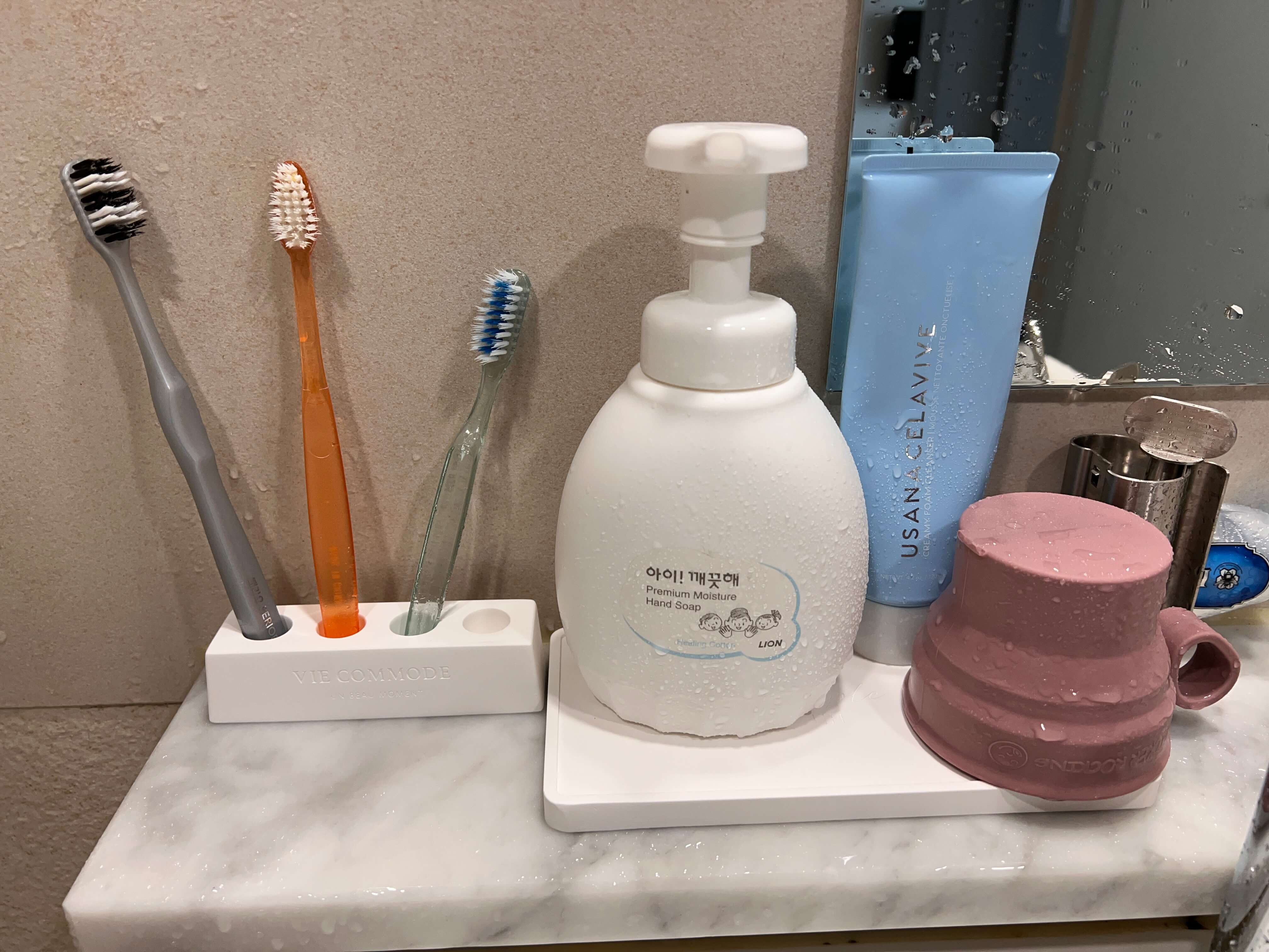 규조토 트레이로 정리된 욕실