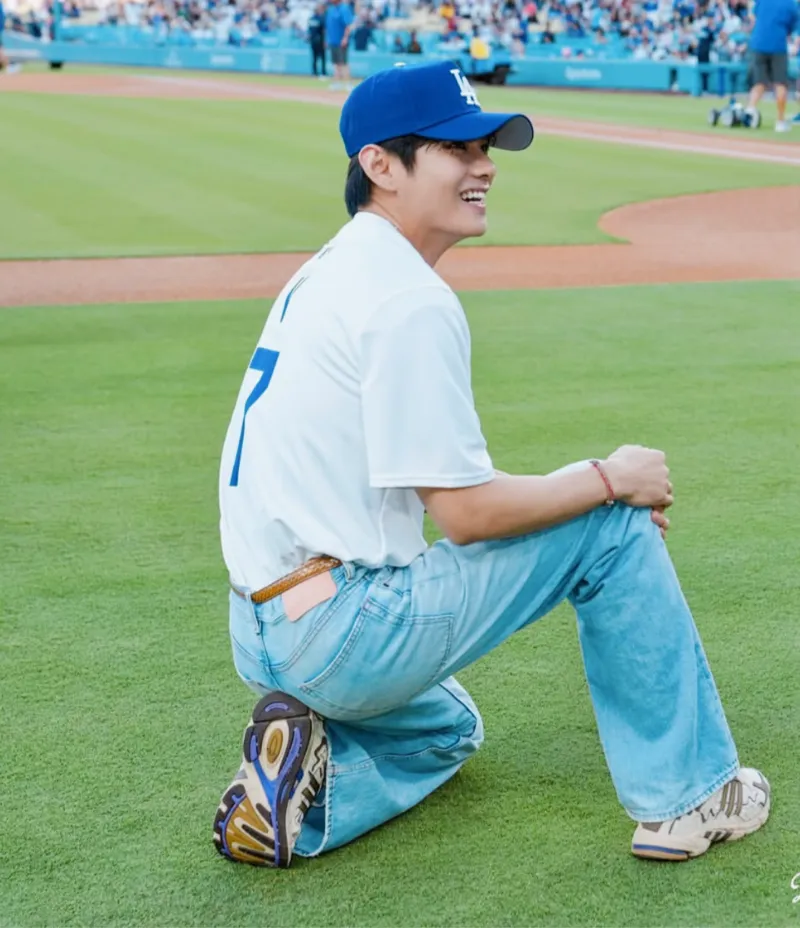 손흥민 시구&amp;#44; 뷔 시구&amp;#44; MLB 시구&amp;#44; 메이저리그 시구&amp;#44; 손흥민 MLB&amp;#44; 뷔 MLB&amp;#44; 다저스타디움 시구&amp;#44; 양키스타디움 시구&amp;#44; MLB 시구 비교&amp;#44; 시구 레전드&amp;#44; MLB 역대 시구&amp;#44; 조지 부시 시구&amp;#44; 버락 오바마 시구&amp;#44; 50센트 시구&amp;#44; 시모네 바일스 시구&amp;#44; 유현진 배지현 시구&amp;#44; K스타 시구&amp;#44; 한류 스타 시구&amp;#44; MLB 팬 서비스&amp;#44; 뷔 손흥민 브로맨스&amp;#44; 뷔 팬 서비스&amp;#44; 손흥민 글로벌 인기&amp;#44; K팝 메이저리그 진출&amp;#44; 메이저리그 한류&amp;#44; MLB 문화 마케팅&amp;#44; 스포츠 퍼포먼스&amp;#44; 한국 연예인 시구&amp;#44; 손흥민 뷔 직캠&amp;#44; 시구 레전드 영상