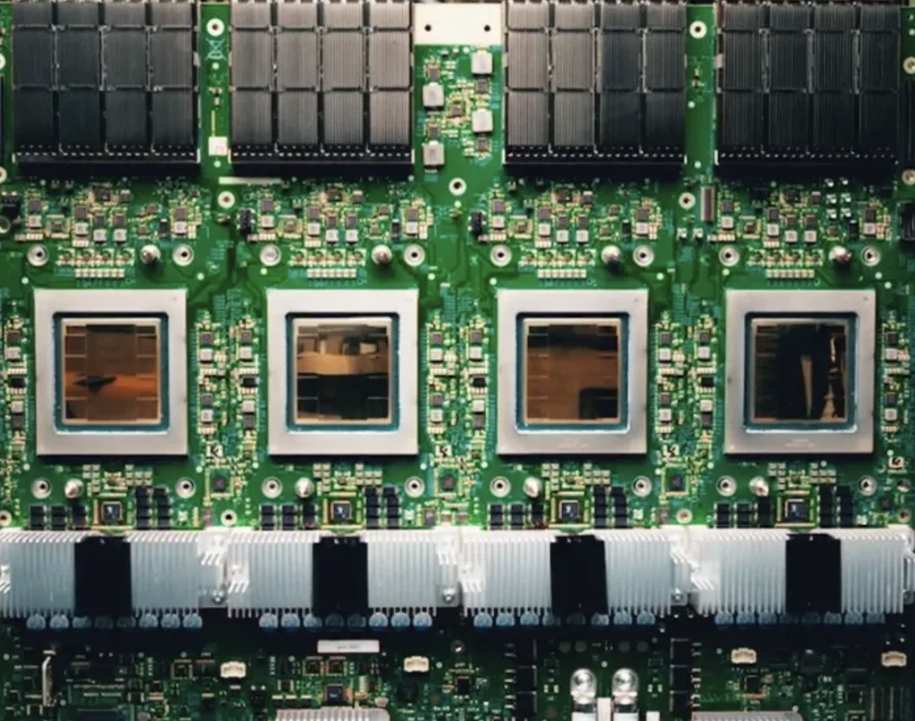 구글 tpu 칩의 모습이 보이며, 기판위에 4개의 사각형 칩이 장착이 되어 있는 모습