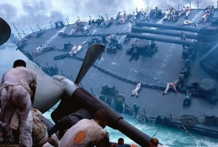 영화 진주만 속 한장면(항공모함이 가라앉는 모습)