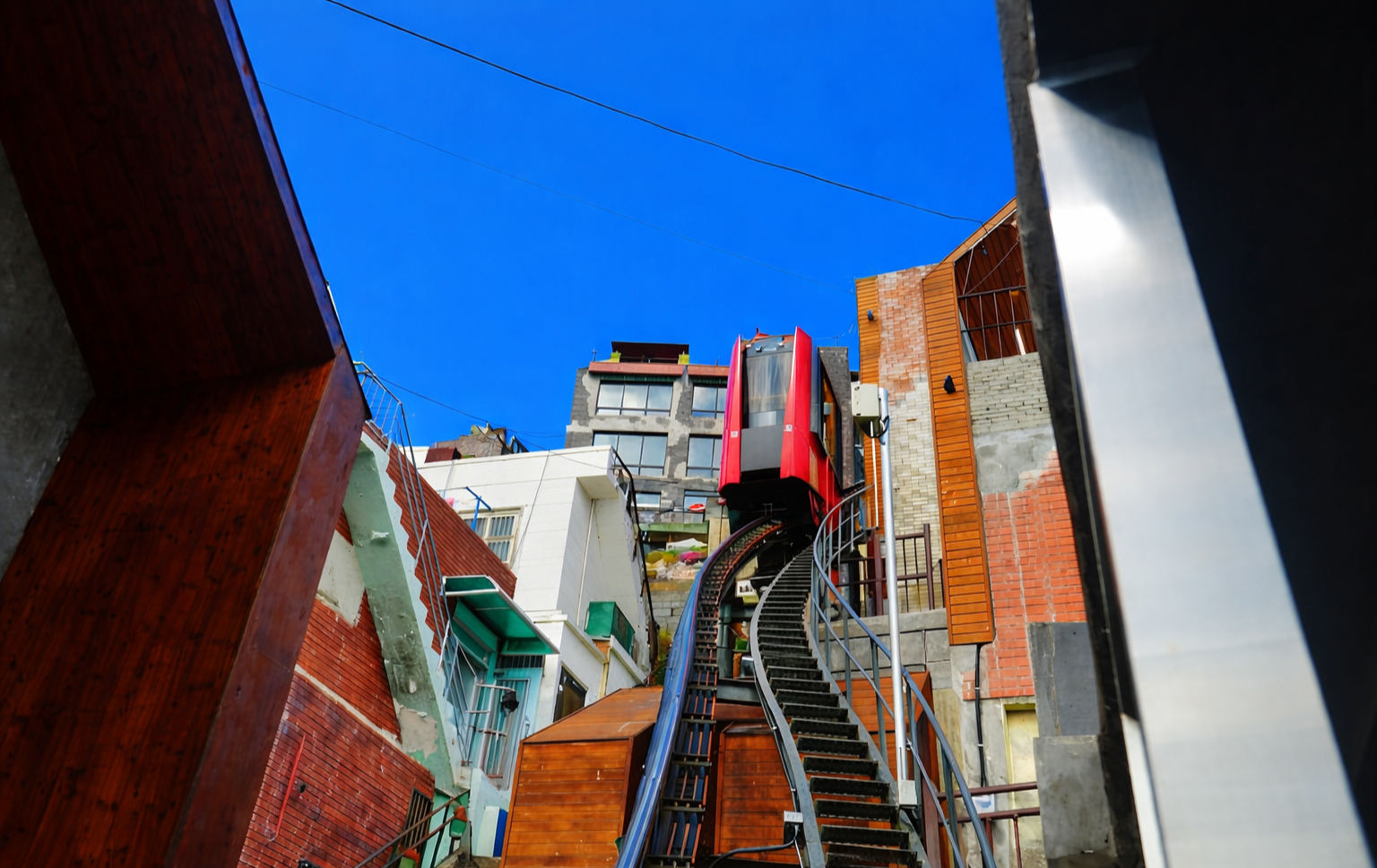 부산 초량 168계단 모노레일과 맑은 하늘 풍경