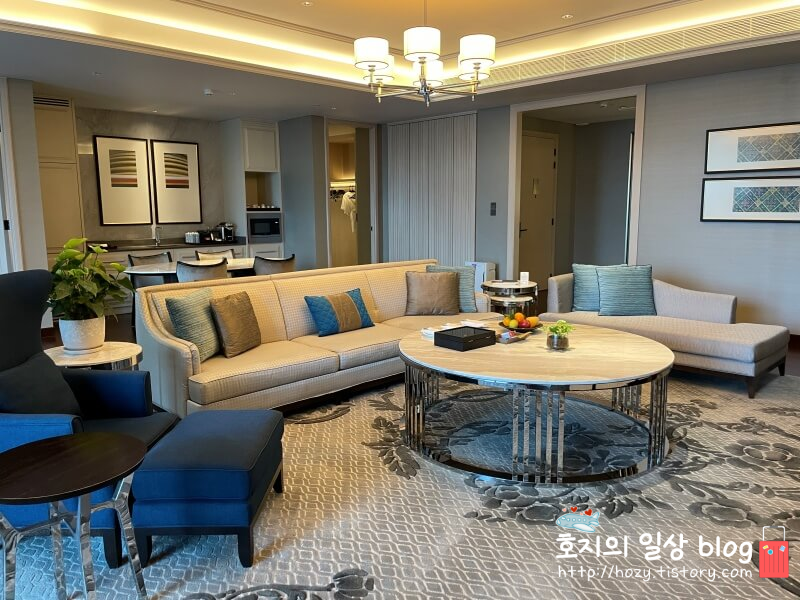 방콕 신돈켐핀스키 그랜드 이그제큐티브 스위트룸 거실과 주방