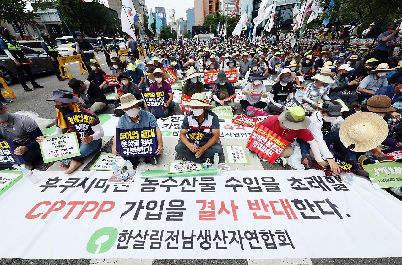 2025년 CPTPP 가입에 반대하며 거리에서 집회를 연 농어민 단체