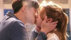 남자가-금발머리-여성의-머리를-잡고-사랑스럽게-키스하는-모습