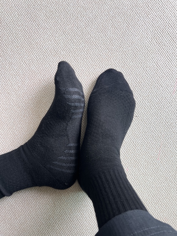 착용한 다이소 러닝 양말 착용 사진