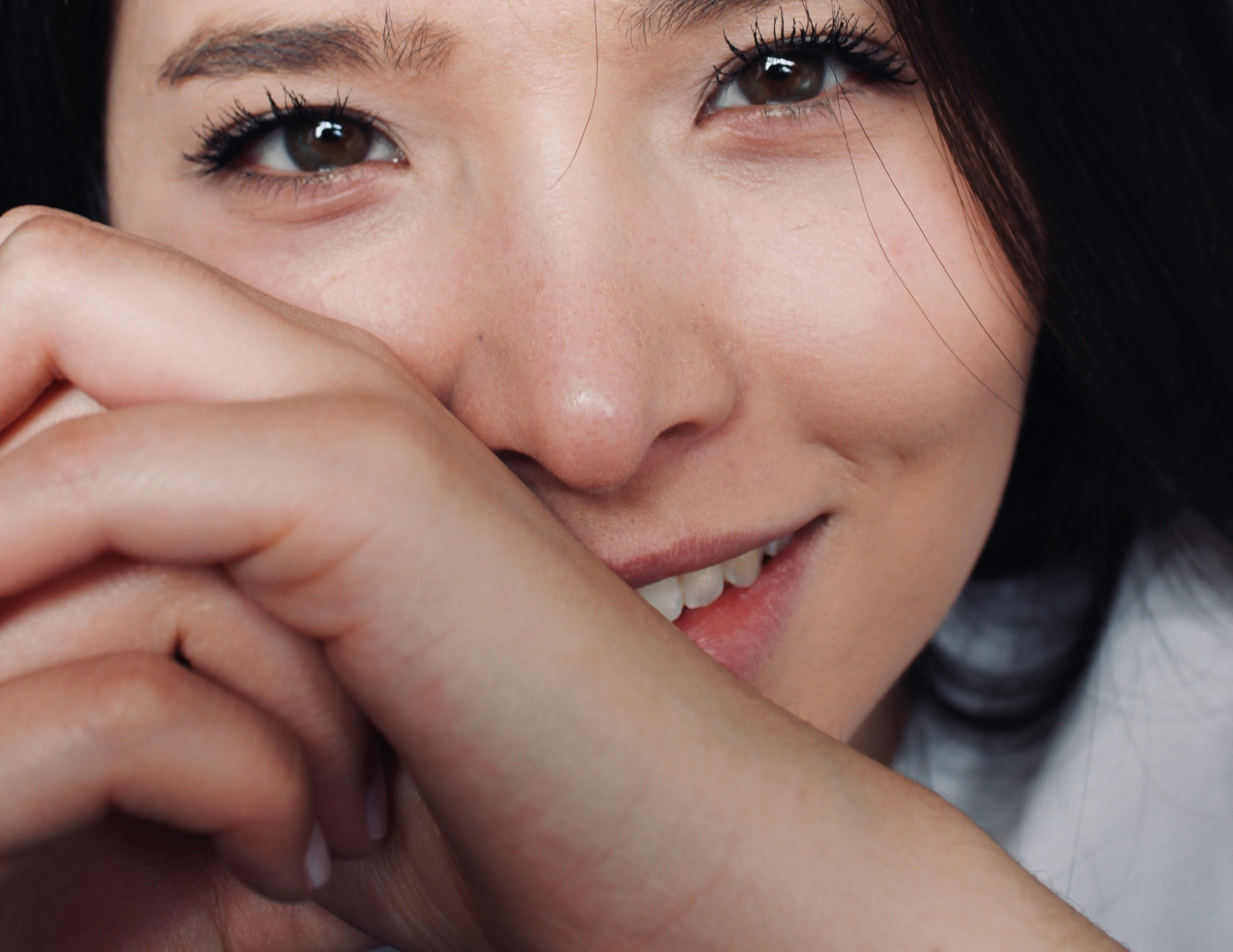 감동적인 표정 클로즈업 관련 사진