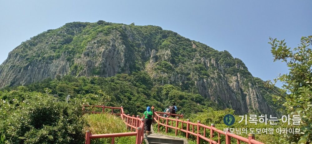 송악산 진입로 붉은 난간길