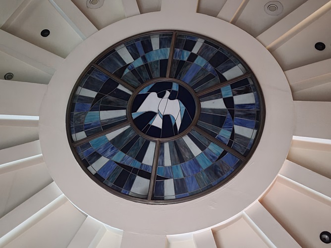 광명 철산성당 천장 비둘기 성령 모양의 유리화