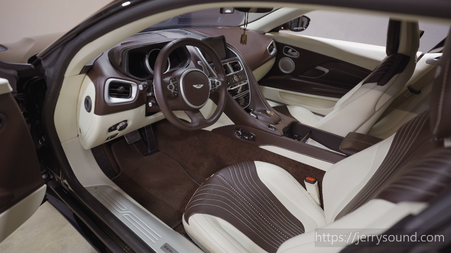 애스턴마틴 실내