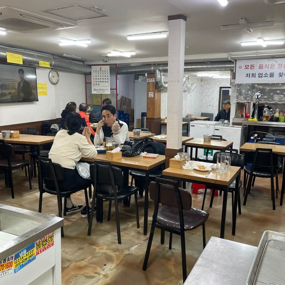 옛날통닭 별관 내부 공간