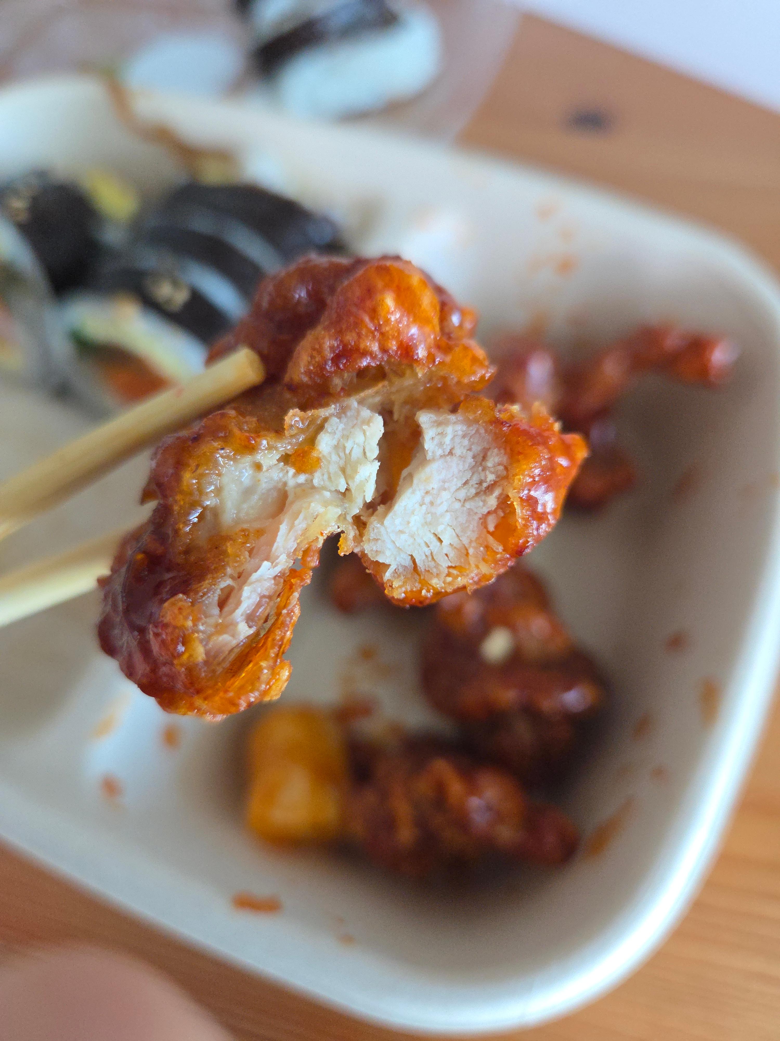 달콤한 양념이 입혀진 닭강정 근접 사진