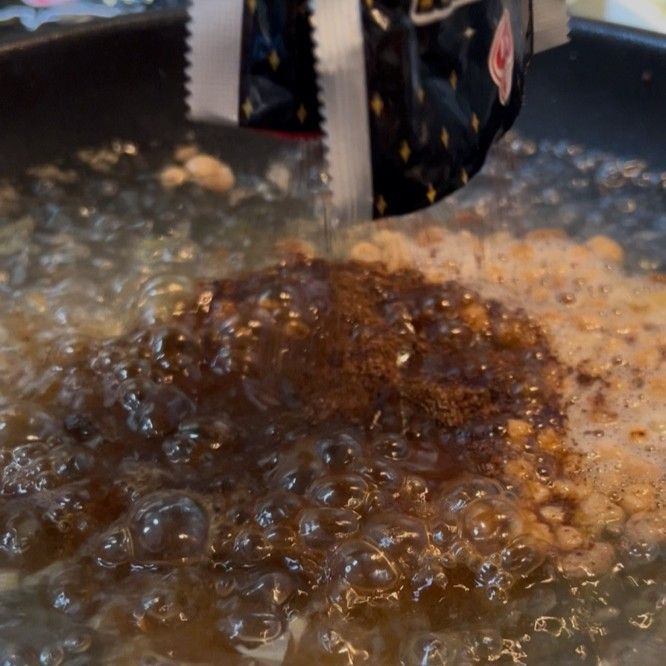 스프 먼저 넣어 짜장소스 만들기