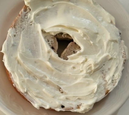 베이글에 그릭요거트를 바른 모습