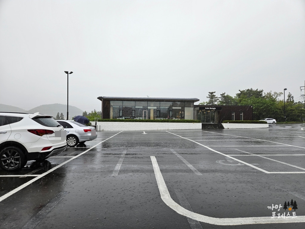 제주 방주교회 주차장과 카페