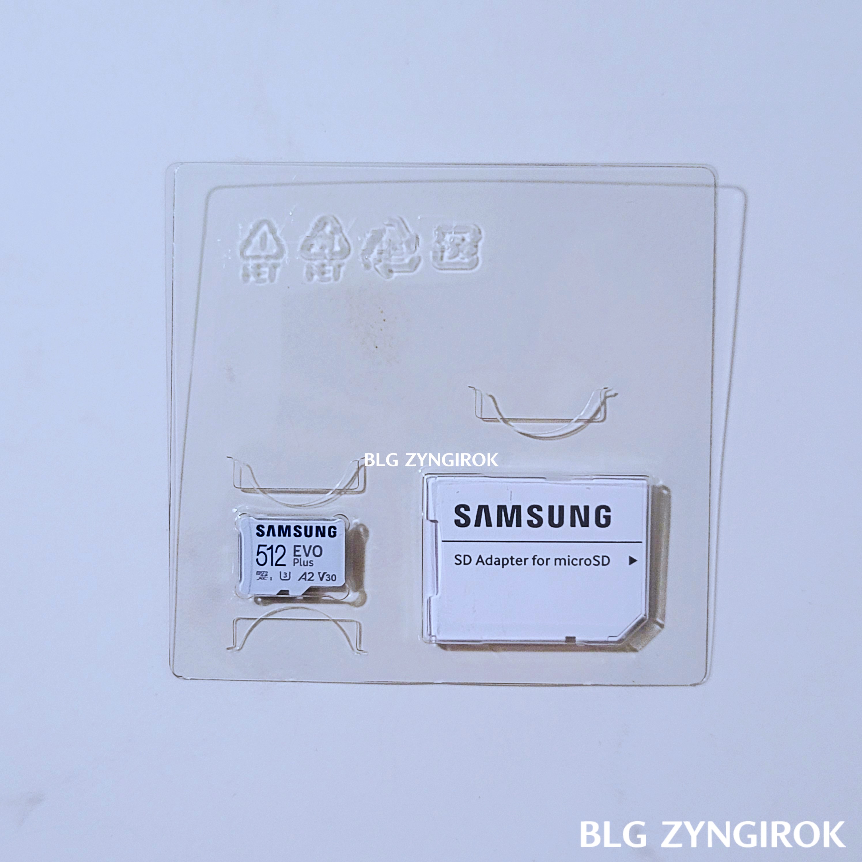 투명 플라스틱에 꽂아져 잇는 삼성 마이크로sd 카드를 꺼낸 모습이다.