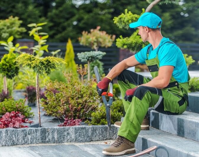 이미지 출처: AI 생성 이미지(콘텐츠 이해를 돕기 위한 시각 자료, 실제 인물을 특정하지 않은 AI 생성 이미지)
“조경 작업자가 정원에서 전지가위를 들고 관목과 수목을 관리하는 모습. 작업복과 안전장비를 착용한 조경기능사의 실무 현장 모습이 자연친화적 정원 배경과 함께 담긴 이미지.”