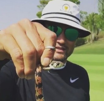 박찬호-선수가-이승엽과-골프치다-뱀을-잡아-들어보이는-모습