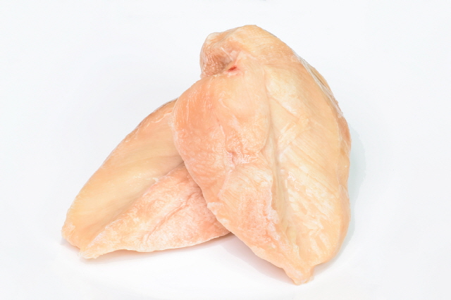 닭가슴살은 닭고기의 가슴 부위로&amp;#44; 고단백질 저지방 식재료로 인기