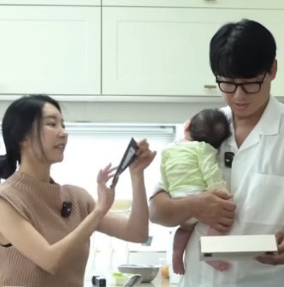 가수 이지훈 아기 안고 튀김 요리 시청자들 난리났다