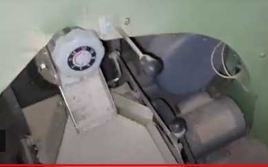 도정기 주변 먼지와 안쪽에 먼지 가루들