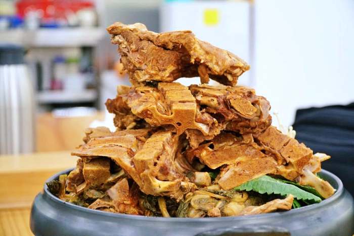 생방송투데이 인천 소래포구 높이만 25cm 산더미 뼈탑 감자탕 맛집