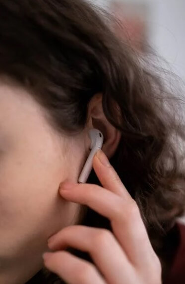 책상 위에 다양한 무선 이어폰을 나란히 놓고 비교하는 장면으로, 각 제품의 특징과 사용 목적에 따라 선택할 수 있도록 정보를 제공하는 콘텐츠에 적합합니다.