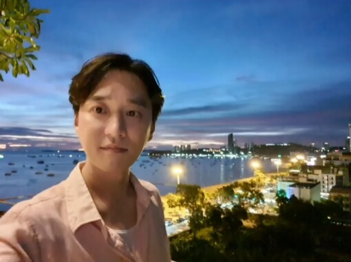 야외에서있는-남성의모습