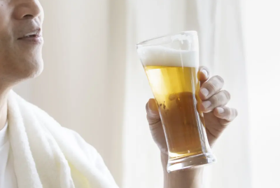맥주를 마시는 남성