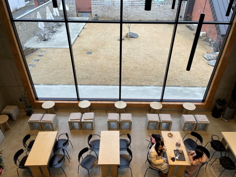 아산 곡교천 커피 맛집 카페 송곡리 - 내려다본 1층