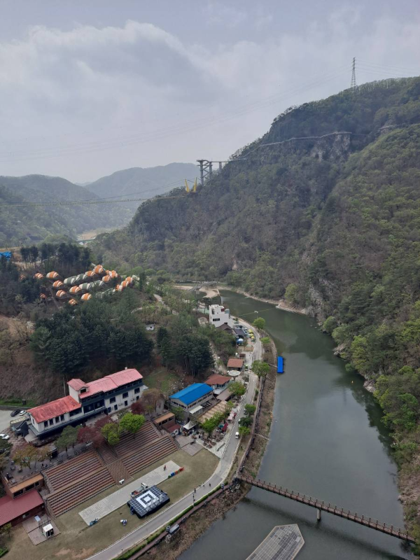 출렁다리 아래 배경