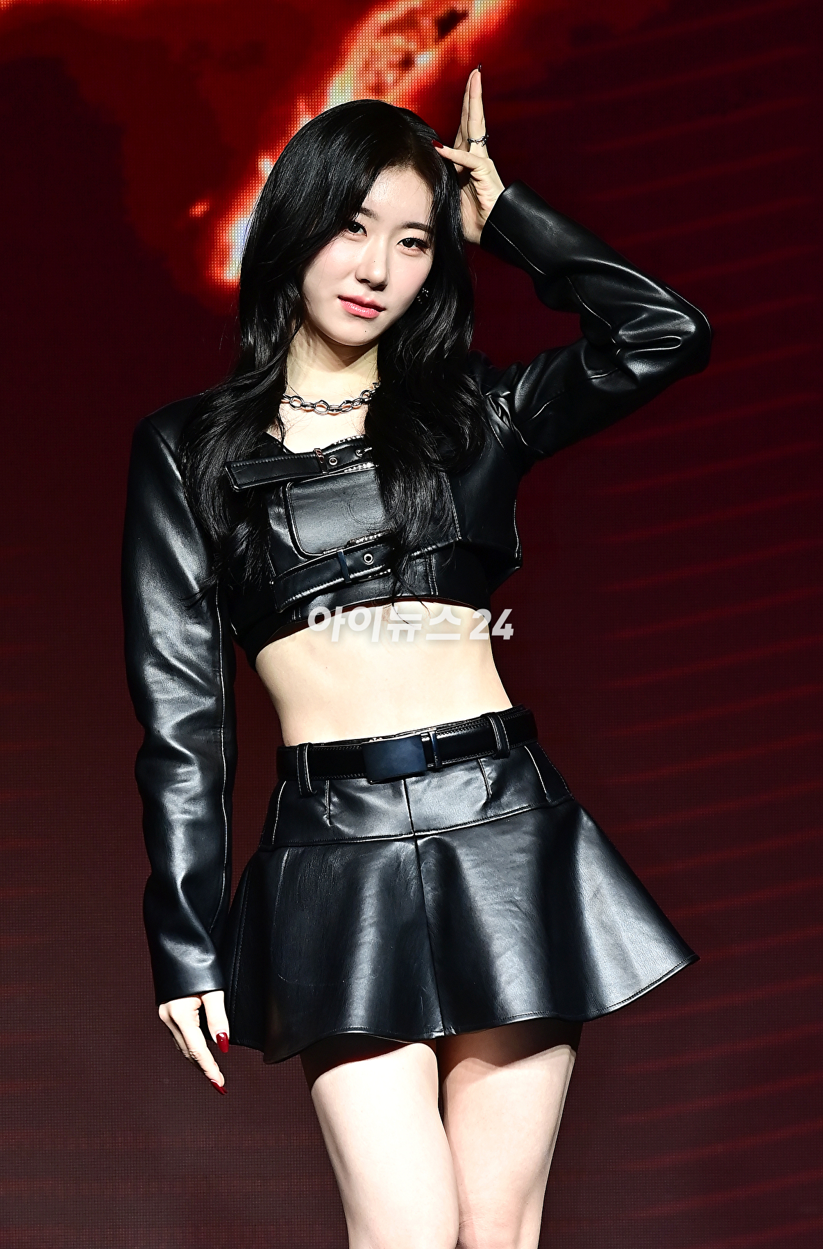 걸그룹 ITZY(있지) 류진이 8일 오후 서울 여의도 콘래드&nbsp;서울에서 열린 새 미니 앨범 'BORN TO BE'(본 투 비)를 발매기념 쇼케이스에서 기념촬영을 하고 있다. [사진=곽영래 기자]