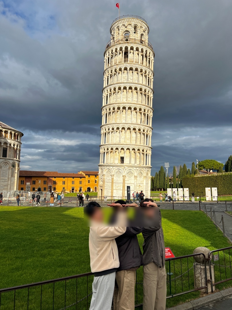 피사의사탑을-손으로-지탱하고있는-세남자