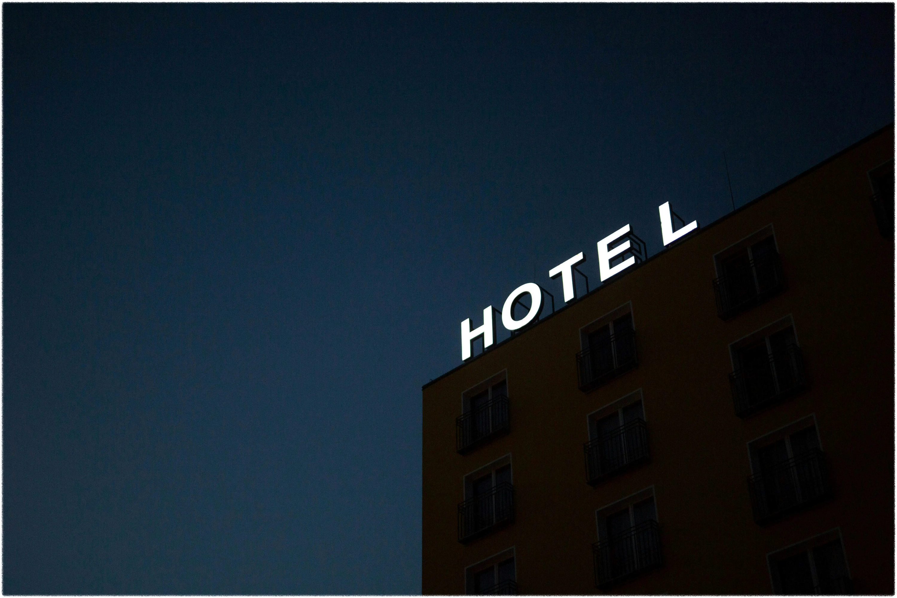 밤하늘-아래-세워져있는-호텔