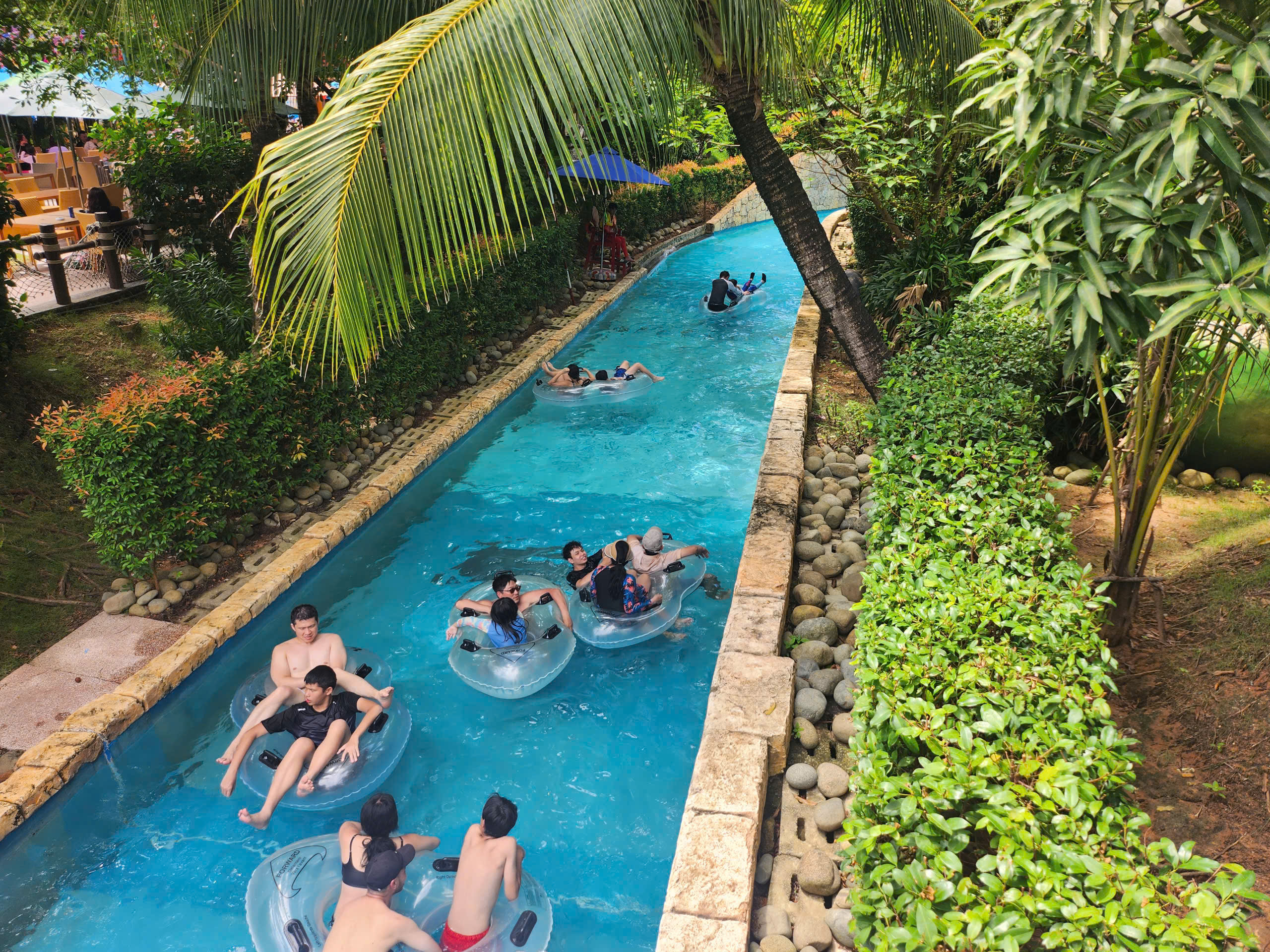혼똠섬 워터파크 유스풀에서 사람들이 수영하는 모습